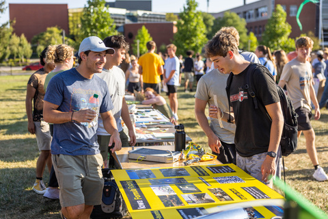 Students viewing student org booths in Hubbard Park